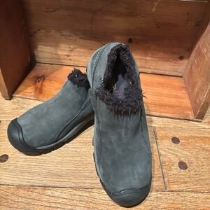 Keen Women's Gray Fur-Lined Winter Mocs. Thinsulated.